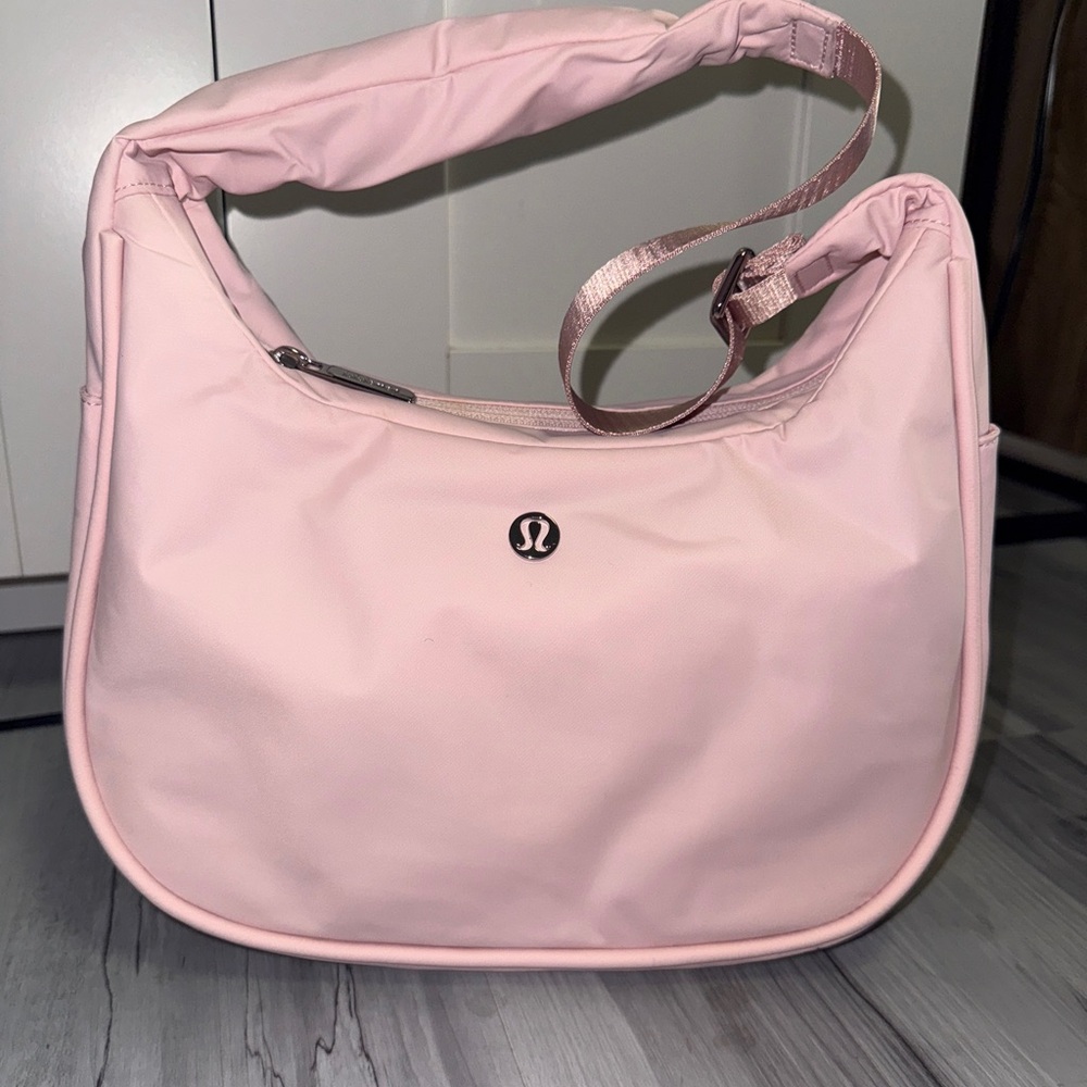 City Essentials Shoulder Bag 4L
